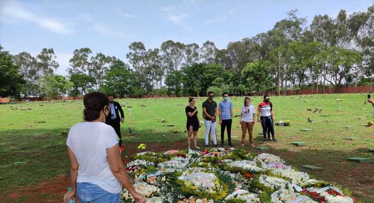 Fãs diante do túmulo de Marília Mendonça, em Goiânia, neste domingo (7)