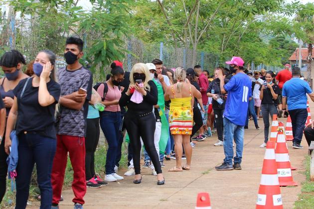 fãs no velório de marília mendonça