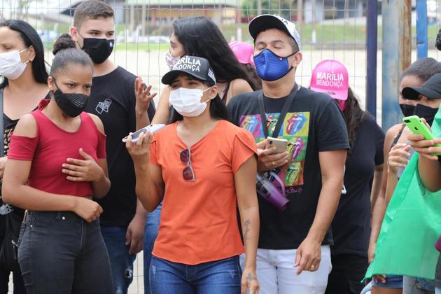 fãs no velório de marília mendonça