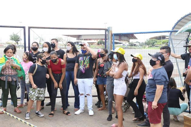 fãs no velório de marília mendonça