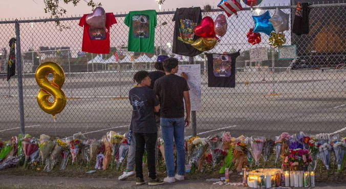 Familiares, amigos e fãs visitam memorial dedicado às vítimas em Houston
