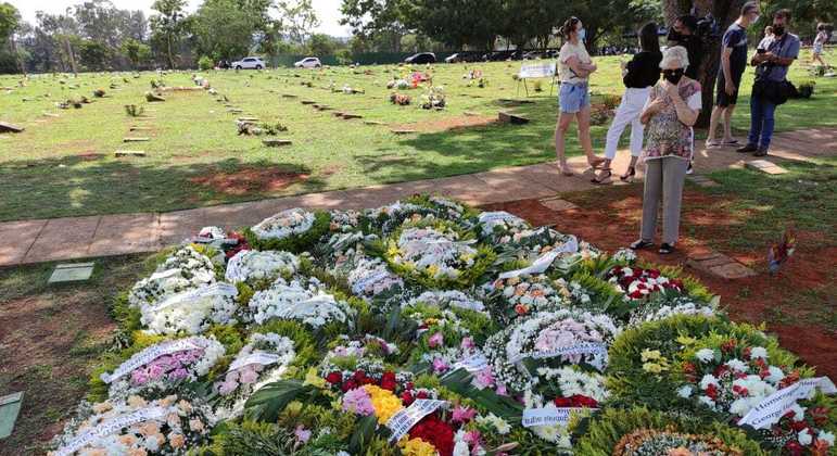 Fãs visitam túmulo de Marília Mendonça um dia após sepultamento do corpo da cantora