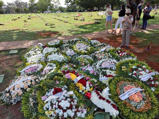 Fãs visitam túmulo de Marília Mendonça um dia após sepultamento do corpo da cantora