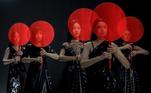 Modelos apresentam criações da SGM ART MOUSE JI durante a China Fashion Week em Pequim, China. O evento de moda vai de 24 de outubro até 1º de novembro