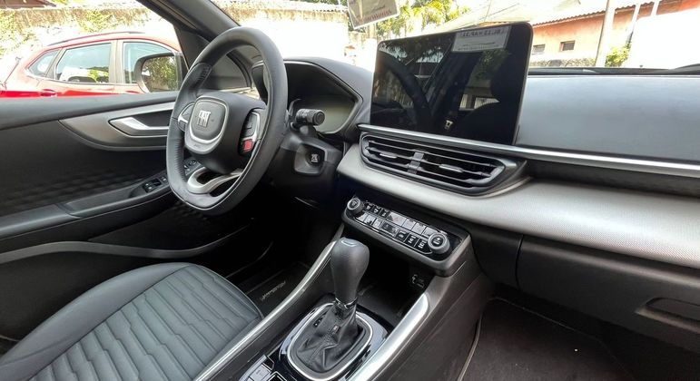Fiat Fastback tem uma central multimídia de 10,1 polegadas com conexão com Android Auto e Apple CarPlay