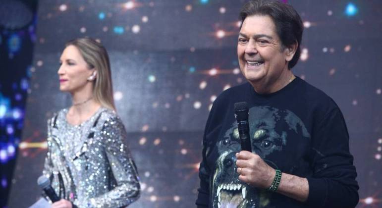 Faustão testou positivo na manhã desta quarta-feira. Anne Lottermann e João Guilherme seguem com as gravações