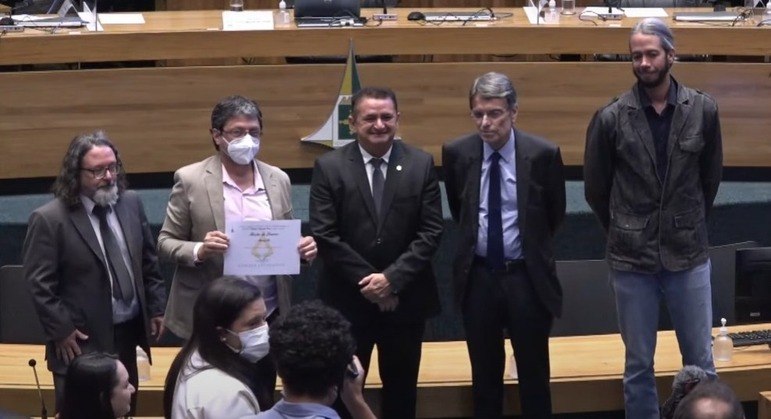 Fausto Carneiro, gerente de Jornalismo do R7 em Brasília, recebe prêmio em nome do portal