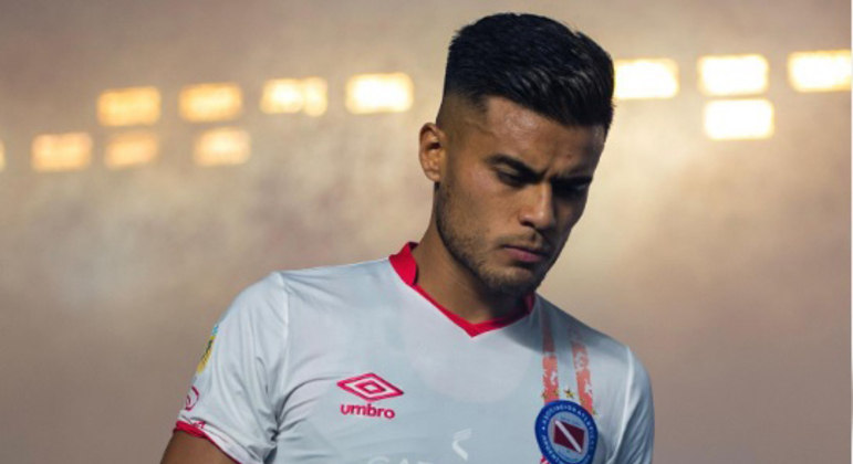 Volante Fausto Vera em jogo pelo Argentinos Juniors