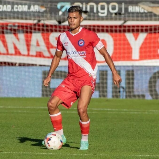 Volante Fausto Vera em jogo pelo Argentinos Juniors