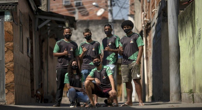 João Barbosa, 17, Daniel de Paula, 19, Ronald Nascimento, 19, Yuri Souza, 20, Gabriela Ferreira, 19, e Thiago Pestana, 21, são os atletas do time AFG de eSports