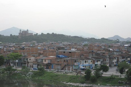 Favela da Maré com o prédio da Fiocruz ao fundo