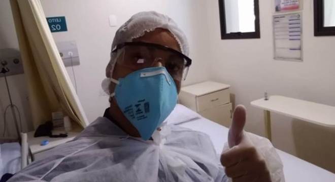 Faxineira de hospital Tatiana Silva avalia como incoerente o discurso de Jair Bolsonaro de que isolamento deveria ser flexibilizado.