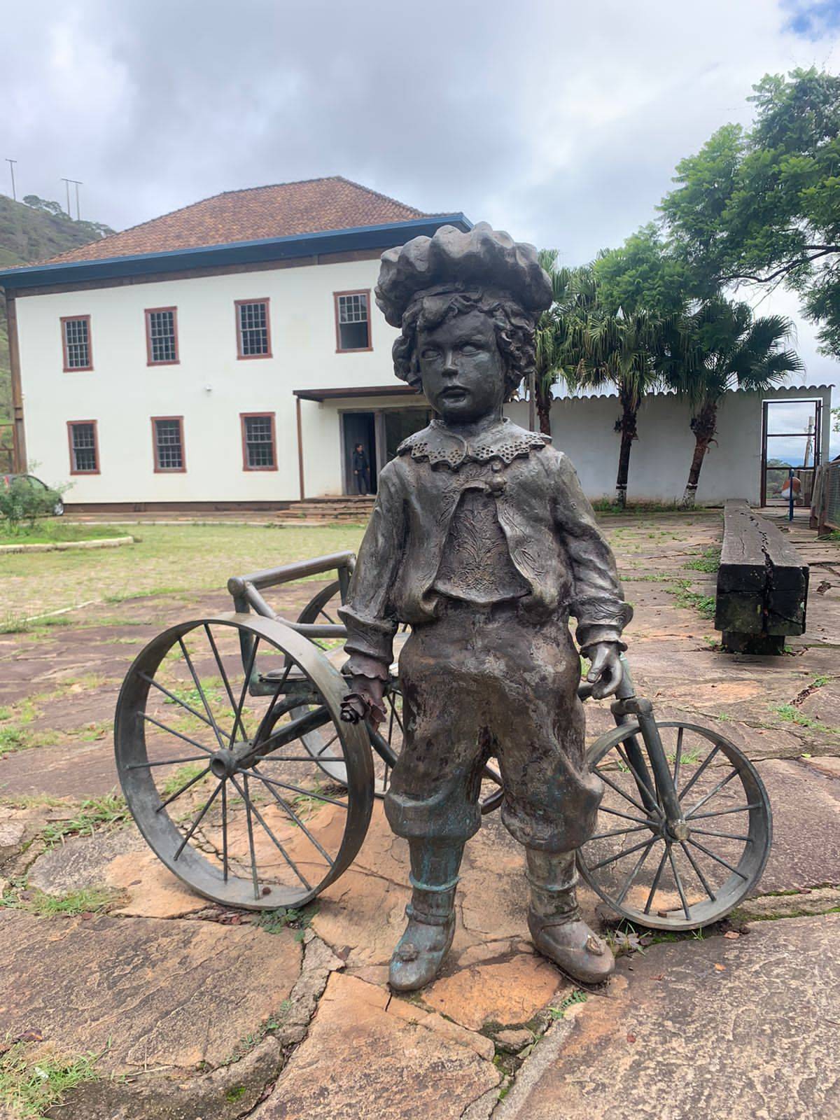 Fazenda tem estátua de Drummond ainda criança (Priscilla de Paula / Record TV Minas)