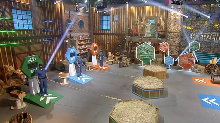 A prova foi dividida em três etapas: vendados, os peões
deveriam procurar por duas peças que compunham uma ferramenta. Quando as encontrassem,
poderiam se livrar das máscaras para montar o utensílio e usá-lo para abrir uma
caixa com uma pá dentro. Essa pá os auxiliaria a cavar em uma caixa de areia,
da qual deveriam retirar cinco agulhas e posicioná-las no painel. Quem
completasse todas as etapas no menor tempo, venceria