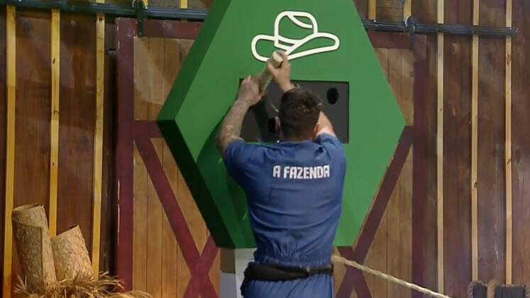 Após a apresentadora liberar os peões novamente, o coach encontrou a primeira agulha certa.
Kally, que ainda estava na caixa de feno, conseguiu achar as duas peças e montou
a ferramenta para abrir a caixa com a pá. Em paralelo, o peão conseguiu mais duas agulhas