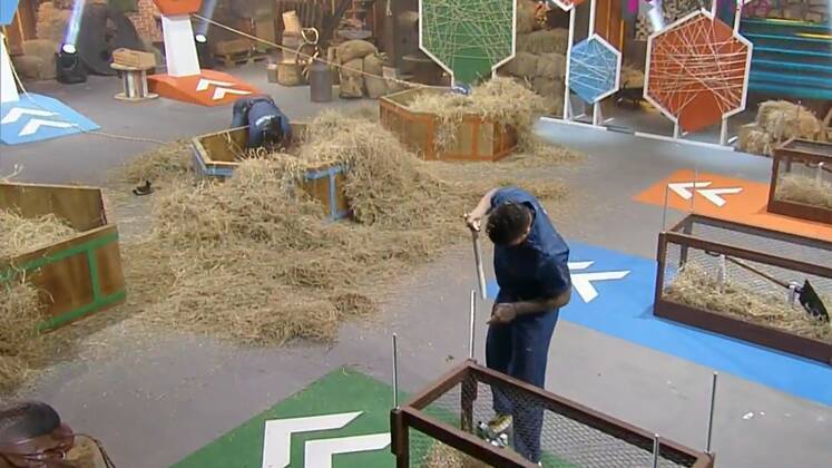 O coach foi o primeiro e encontrar as duas peças e a montar
a ferramenta para abrir a caixa. Simioni não demorou muito a alcançar o rival,
mas enquanto Lucas liberou a pá, correu para cavar e encontrou duas
agulhas erradas, a empresária lutava para desrosquear as porcas