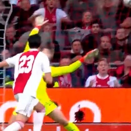 Fazendo uma temporada de encher os olhos, o Ajax atropelou o seu rival PSV, pela Eredivisie. O brasileiro Anthony fez o terceiro dos cinco gols. Berghuis, Haller, Klaassen e Tadić fizeram os outro quatro. 