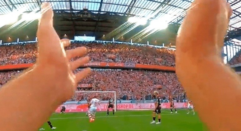 Das deutsche Team erfindet eine Körperkamera und platziert sie am Spieler;  siehe – Sport