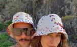 Ela e o namorado, o empresário Victor Sampaio, arrasaram ao combinar chapéus cheios de miçangas