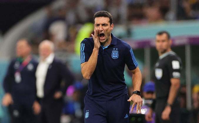 FECHADO - A Associação de Futebol Argentina anunciou que Lionel Scaloni renovou seu vínculo com a seleção principal até 2026. O treinador foi o comandante da equipe no título da Copa do Mundo de 2022, no Qatar.
