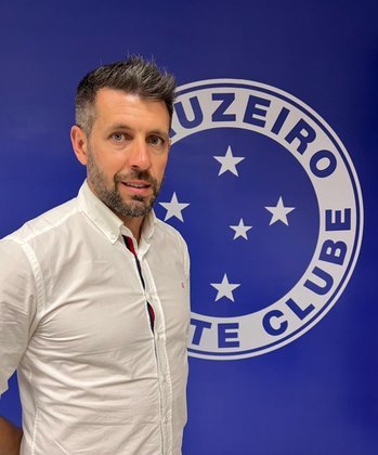 FECHADO! - A atual gestão do Cruzeiro anunciou o novo comando técnico para a temporada de 2022. O clube confirmou o uruguaio Paulo Pezzolano, de 38 anos, ex-técnico do Pachuca-MEX.