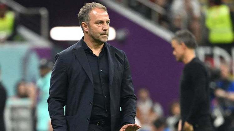 FECHADO - A federação alemã confirmou que o técnico Hansi Flick continua no comando da seleção após a eliminação na Copa do Mundo do Qatar. Ele assumiu o cargo em 2021.