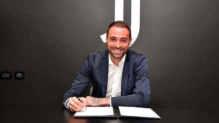 FECHADO - A Juventus anunciou a renovação de contrato de seu terceiro goleiro, Carlo Pinsoglio. Aos 33 anos, o jogador agora tem vínculo com a Velha Senhora até 2025.
