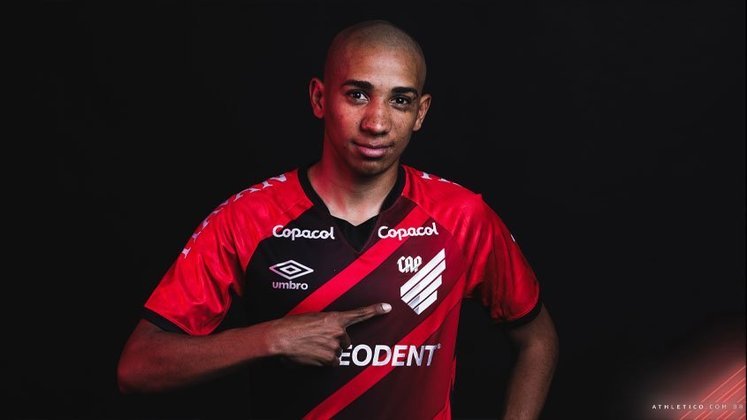 FECHADO - A novela no Athletico-PR chegou ao fim. Após muitos dias de negociação, o volante Pablo Siles foi anunciado como reforço do Furacão. Com o desfecho positivo, o jogador de 24 anos assinou com o Athletico até 2025. Antes de acertar com o clube de Curitiba, ele estava no Vitória.