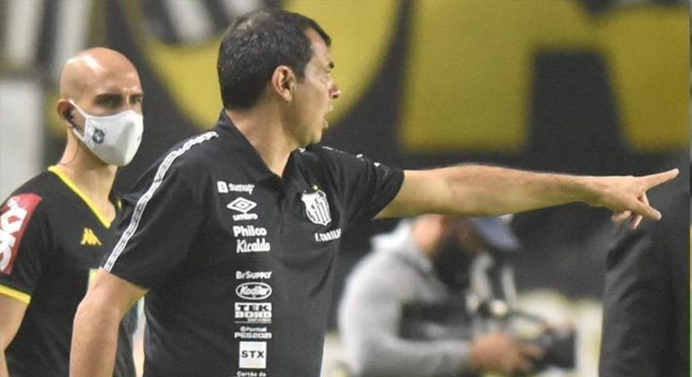 FECHADO - Acabou a novela. Fábio Carille irá comandar o Santos na próxima temporada. O acordo para a permanência do treinador foi alinhado na quarta-feira e confirmado no início da tarde desta quinta, após uma conversa entre o presidente Andres Rueda e o empresário do treinador, Paulo Pitombeira.