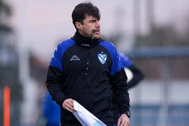 FECHADO - Alexander Medina foi demitido do Vélez Sarsfield. O treinador não resistiu no cargo após derrota no clássico contra o Boca Juniors.