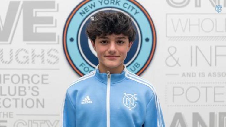 FECHADO - Aos 14 anos, Maximo Carrizo assinou contrato profissional com o New York City FC e se tornou o jogador mais jovem da história da Major League Soccer (MLS). O meia americano integrava as categorias de base do clube e já treina com o elenco principal na pré-temporada.