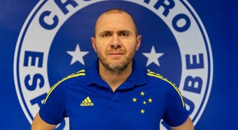 FECHADO - Após o empate do Cruzeiro com o Londrina, por 2 a 2, nesta sexta-feira, 30 de julho, no Mineirão, o técnico Mozart Santos pediu demissão do cargo de treinador da Raposa.  A pressão pela sua saída só aumentava nos últimos dias e ficou insustentável após o time completar nove jogos seguidos sem vitória na Série B. São seis empates e três derrotas.