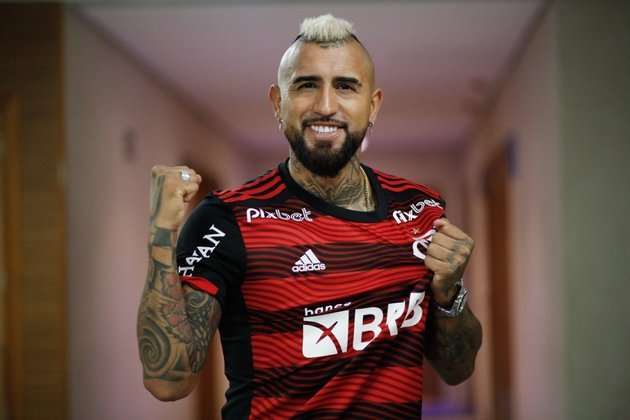 FECHADO - Arturo Vidal foi anunciado nas redes sociais do Flamengo. Após 15 anos atuando no continente europeu, o meio-campista representará o uniforme da equipe carioca.