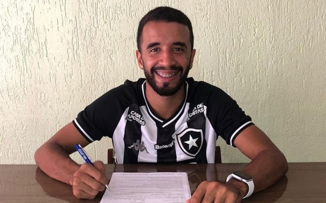 FECHADO: As negociações entre Botafogo e Caio Alexandre tiveram um desfecho positivo para ambas as partes. Nesta quarta-feira, o clube de General Severiano anunciou, por meio das redes sociais, que renovou o contrato do meio-campista até dezembro de 2022. 