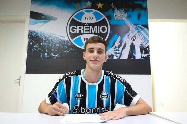 FECHADO - Bernardo Zortea, volante de 16 anos do Grêmio, assinou seu primeiro contrato profissional com o clube Tricolor. O jogador é destaque do sub-17 da equipe gaúcha, e seu novo contrato tem duração até 2026. 