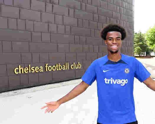 FECHADO - Carney Chukwuemeka é o mais novo jogador do Chelsea. A joia pertencia ao Aston Villa e foi adquirido por 20 milhões de libras (cerca de R$ 128,3 milhões).