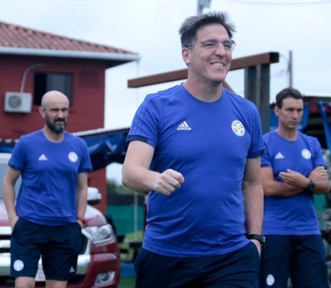 FECHADO - Chegou ao fim a passagem de Eduardo Berizzo no Paraguai. Após a goleada sofrida diante da Bolívia, o treinador não resistiu à pressão e foi mandado embora.