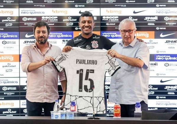 FECHADO! - De volta ao lar! Na tarde de sexta-feira (14), o Corinthians apresentou o meia Paulinho, que estava livre no mercado desde que rescindiu seu contrato com o Al Ahli, da Arábia Saudita, em setembro de 2021. Ele usará a camisa 15 em sua segunda passagem pelo Time do Povo.