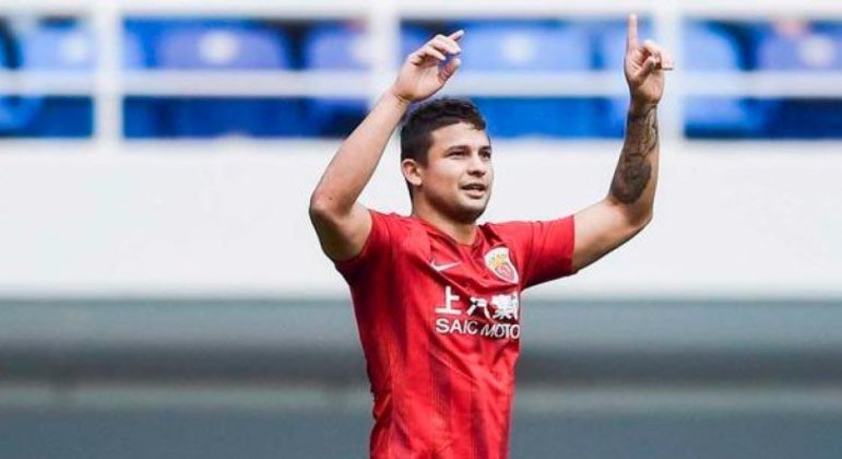 FECHADO! - Depois de nove temporadas vestindo a camisa do Guangzhou FC, da China, o atacante Elkeson rescindiu o contrato com a equipe asiática nesta segunda-feira e está livre no mercado. Aos 32 anos, o atleta, que foi revelado no Vitória e tinha vínculo até o final de 2023, chegará ao Brasil nos próximos dias, onde passará festas de final de ano com os familiares antes de definir seu futuro
