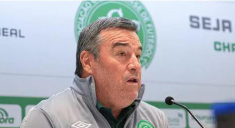 FECHADO - Dias após revelar que gostaria de permanecer na Chapecoense em 2022, o técnico Pintado entregou o cargo e pegou a torcida de surpresa. Incomodado com críticas internas, o treinador concedeu a última coletiva de imprensa no clube catarinense e explicou o motivo que o fez mudar de ideia. 