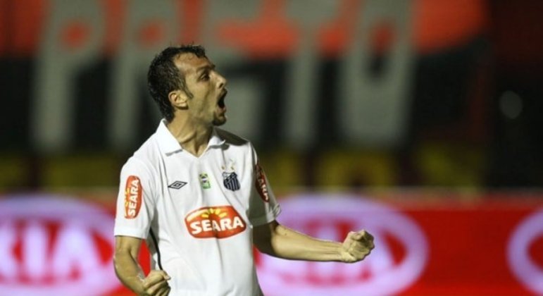 FECHADO - Edu Dracena, ex-jogador do Santos e figura marcante na Vila Belmiro, aceitou o pedido do clube e vai ser o homem-forte do futebol do Peixe. Na zona de rebaixamento do Campeonato Brasileiro, a diretoria começou a se movimentar para evitar um rebaixamento inédito do Alvinegro. Dracena vai acompanhar o elenco todos os dias no CT Rei Pelé, nos jogos e apoiará o time com sua experiência e liderança. A informação foi publicada primeiramente pela ESPN.