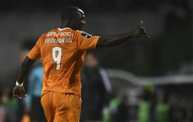FECHADO - Em contratação em custos, o Besiktas anunciou a chegada do atacante Aboubakar, que defendeu as cores do porto por três temporadas. O jogador retorna ao clube turco após sua passagem por Portugal.