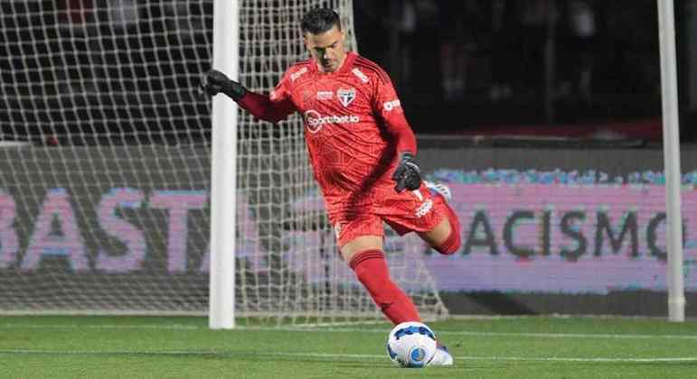 FECHADO - Em entrevista coletiva após a vitória do São Paulo sobre o Vasco da Gama, o técnico Dorival Júnior revelou que o goleiro Felipe Alves não deve mais jogar pelo Tricolor. O defensor foi contratado em julho de 2022 a pedido de Rogério Ceni, antigo comandante da equipe. Felipe pertence ao Fortaleza e está emprestado ao São Paulo até o final da temporada. 