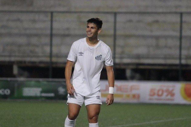 FECHADO - Em suas redes sociais, o meia Anderson Ceará, revelado pelas categorias de base do Santos e integrado aos profissionais, renovou o seu contrato com o Peixe até 2023.