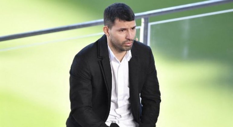FECHADO! - Em uma despedida emocionante, Sergio Agüero anunciou sua aposentadoria como jogador de futebol. O atleta afirmou que a decisão havia sido tomada há uma semana por questões de saúde. No último dia 30 de agosto, o atacante deixou o campo de jogo na partida entre Barcelona e Alavés por conta de uma arritmia cardíaca.