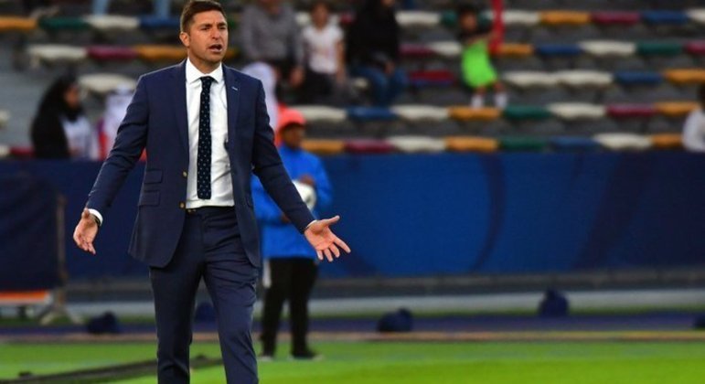 FECHADO! - Fim do mistério na América do Sul. Diego Alonso foi confirmado como novo técnico do Uruguai para a reta final das Eliminatórias. Para ficar com a vaga deixada por Óscar Tabárez, o treinador venceu Diego Aguirre, que era o favorito na corrida pelo cargo.  No último sábado, Diego Alonso e dirigentes uruguaios se encontraram e o papo foi produtivo para os dois lados.  Após a conversa, mesmo animados com Alonso, os membros da Associação Uruguaia de Futebol conversaram com Diego Aguirre e Alexander Medina, que não causaram o mesmo impacto positivo.