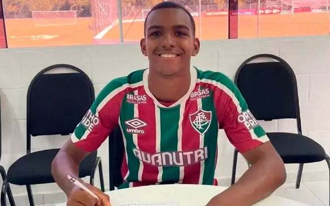 FECHADO – Fluminense assinou o primeiro contrato profissional com o meia Riquelmy, que atua pelo sub-17 do clube. O acordo prevê multa de R$ 267 milhões e vai até dezembro de 2025