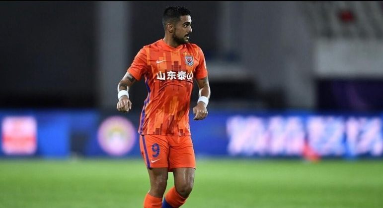 FECHADO - Formado nas categorias de base de Santos e Corinthians, Léo acertou nesta sexta-feira (30) com o Hebei. O vínculo é por empréstimo até o final da Superliga Chinesa 2021. Após passagem marcante pelo futebol japonês entre 2018 e 2020, o atleta de 24 anos estava atuando no Shandong Taishan, equipe de Roger Guedes e Moisés, brasileiros ex-Palmeiras, e Fellaini, ex-Seleção Belga.