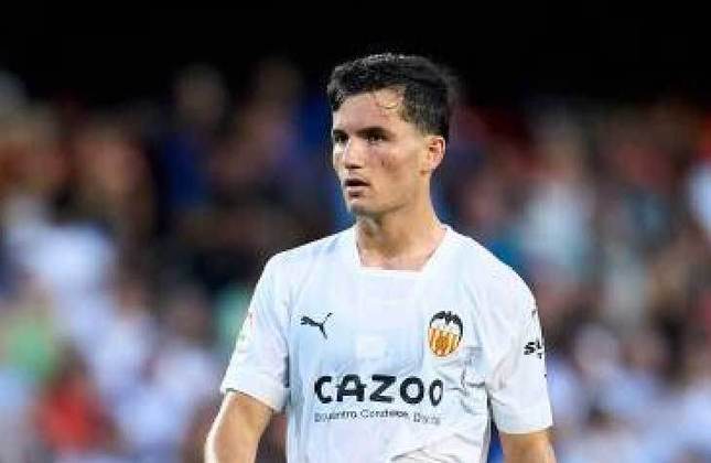 FECHADO - Hugo Guillamón, jovem promessa de 22 anos, renovou com o Valencia. O volante assinou prolongou o vínculo com o time até 2026.