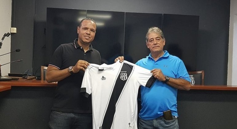 FECHADO! - Luis Fabiano, recém aposentado, é o novo coordenador de futebol da Ponte Preta. A Macaca anunciou o aceto nesta segunda-feira (13). A contratação tinha ganhado força após o ex-atacante visitar o clube e ganhar uma camisa